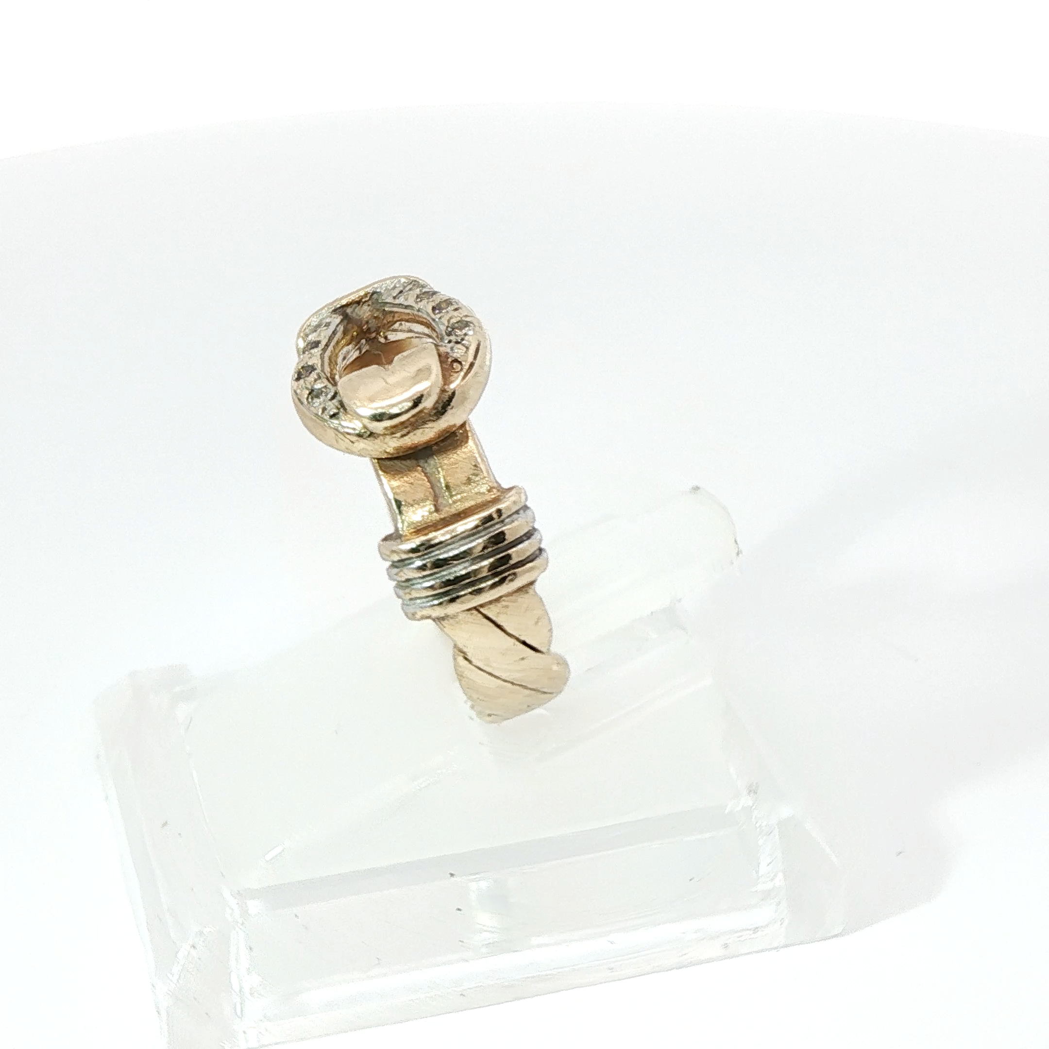 9CT Pre-owned Buckle Ring (Size M)