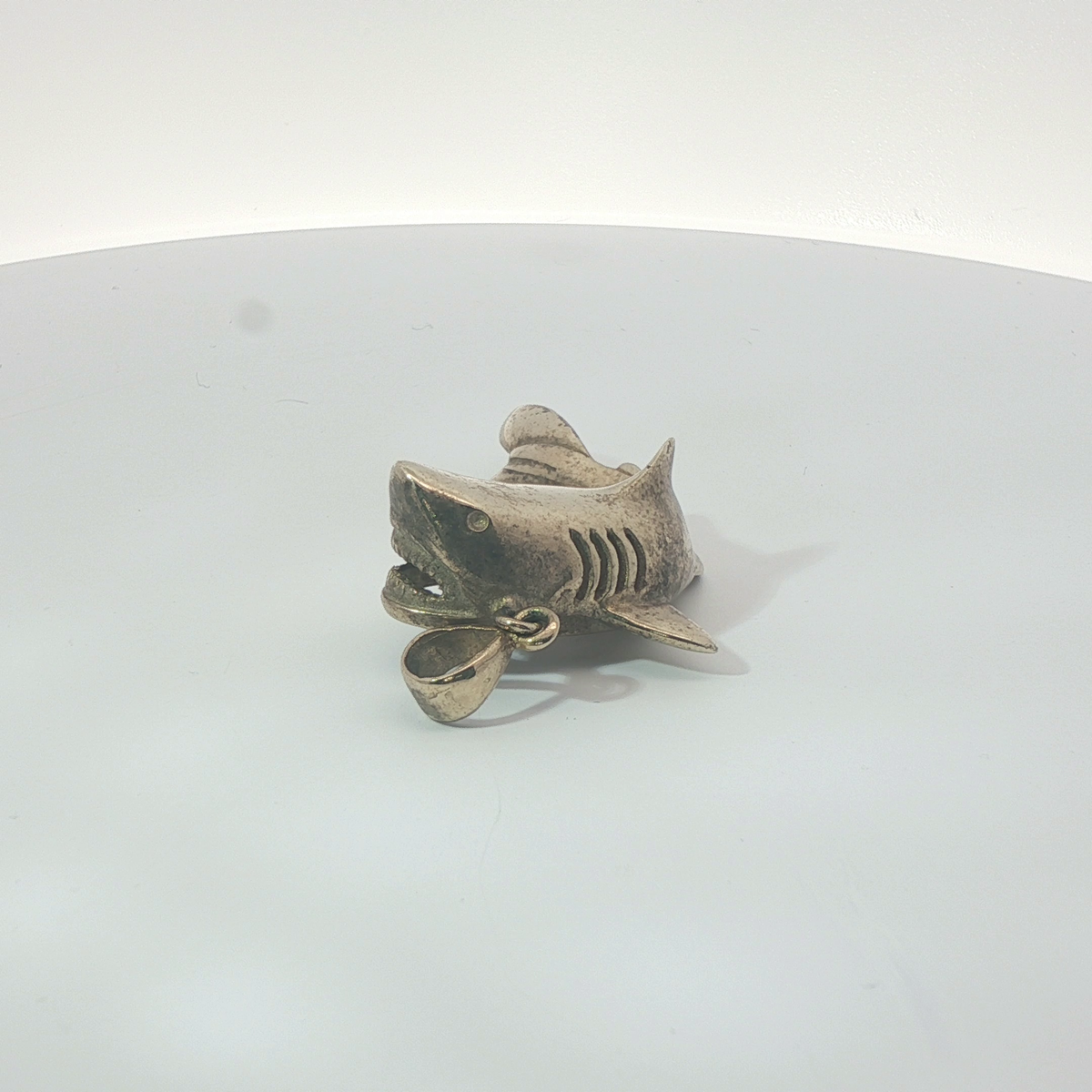 2" Pre-Owned 9CT Shark pendent (10.35g)