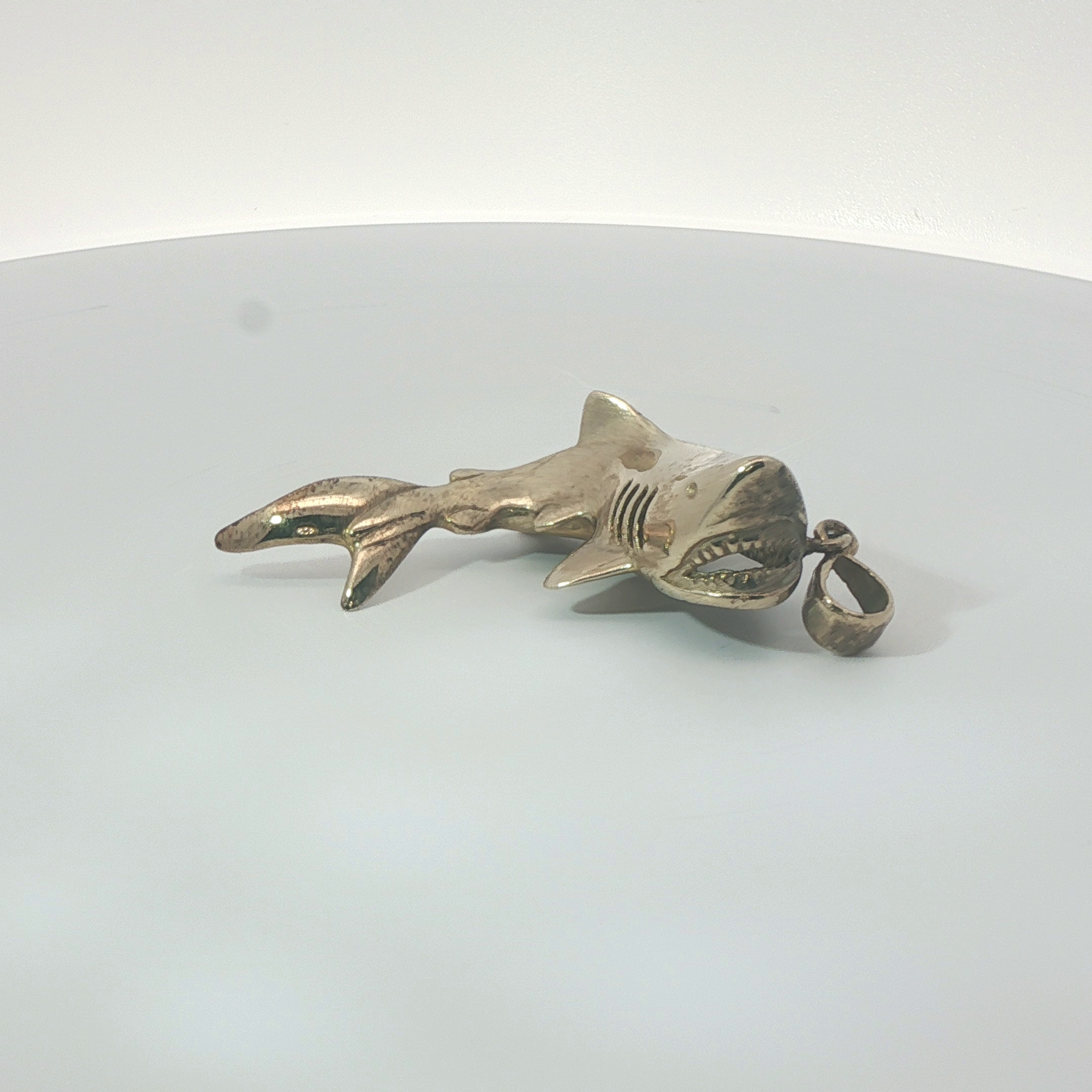 2" Pre-Owned 9CT Shark pendent (10.35g)