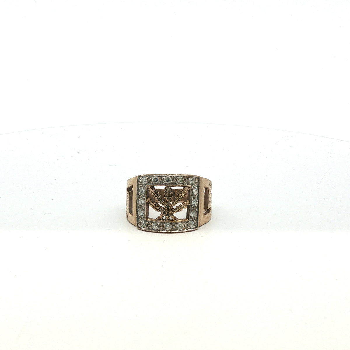 size T - Pre Owned - 9ct - Stone Set Leaf Ring - ( 7.07g )